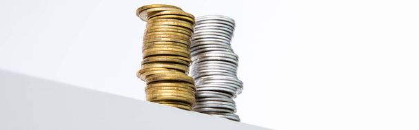 коллекция цветных металлических монет, выделенных на белом фоне, близкий вид
   - Фото, изображение