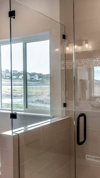Pystysuora Kehyksetön kävellä suihkukaappi ja rakennettu kylpyamme sisällä laatta seinän kylpyhuone - Valokuva, kuva