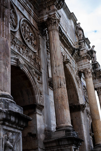 The splendid Arcus Constantini near the Colosseum in Rome, Italy - Foto, immagini