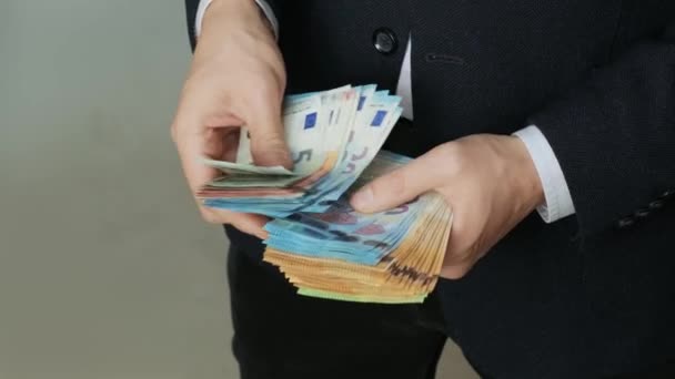 Mužské ruce rychle spočítají bankovky. Podnikatel počítá bankovky eura do rukou. - Záběry, video