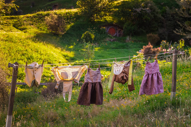 Secar ropa en el Hobbiton, Nueva Zelanda. El lugar donde los hobbits viven en sus agujeros
. - Foto, Imagen