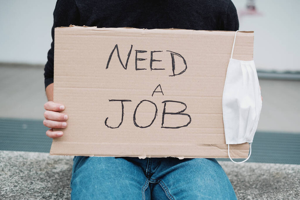 Chlápek bez práce, co hledá práci a žebrá na ulici během recese v Covid-19 - Fotografie, Obrázek