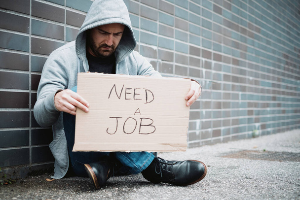 Bezrobotny facet szuka pracy i błaga na ulicy - Zdjęcie, obraz
