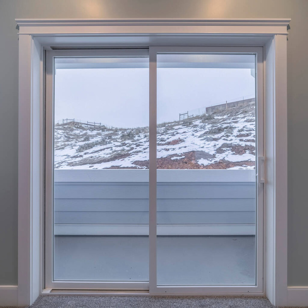 Square Glass ovi johtaa ulkoiselle parvekkeelle - Valokuva, kuva