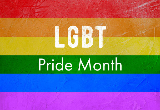 Σημαία Rainbow με το κείμενο ΛΟΑΤ μήνα υπερηφάνειας. - Φωτογραφία, εικόνα
