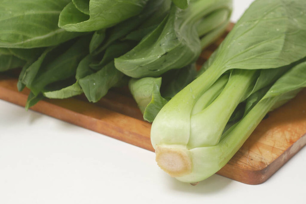 Lechuga verde verduras cantonesas para cocinar sobre fondo blanco
 - Foto, Imagen