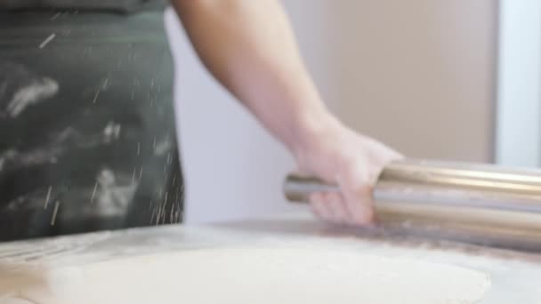 Italienischer Pizzabote formt den Teig auf einer bemehlten Oberfläche und rollt einen Teig aus - Filmmaterial, Video