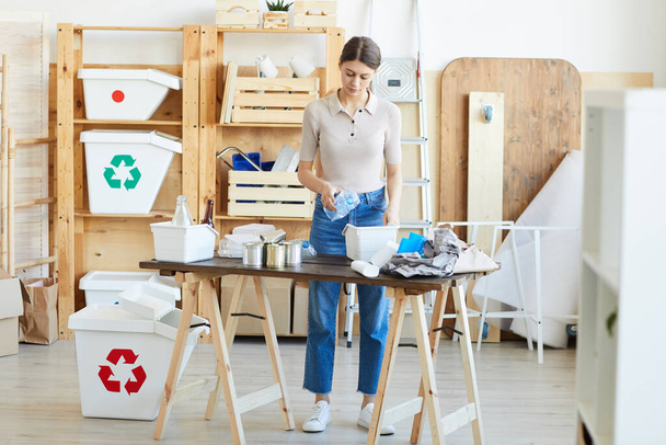 Femme recyclage des déchets en entrepôt - Photo, image