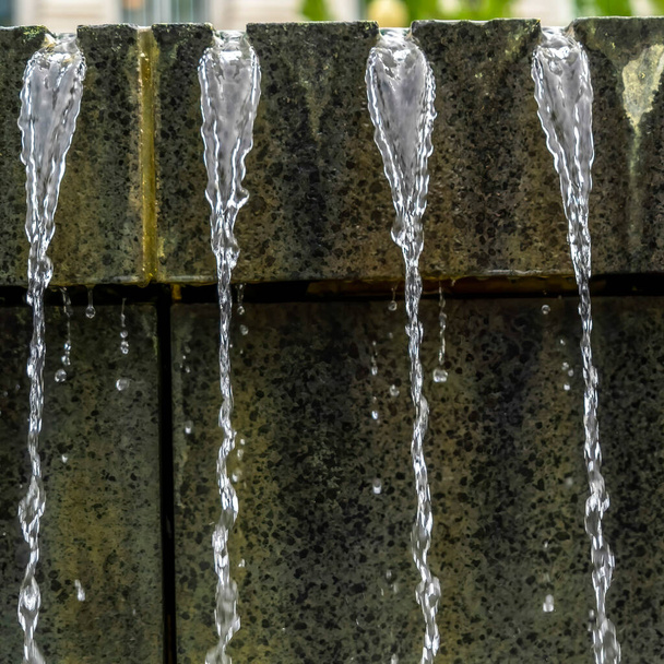 Cultivo cuadrado Agua clara goteante de la fuente cerca de Utah State Capital Building
 - Foto, Imagen