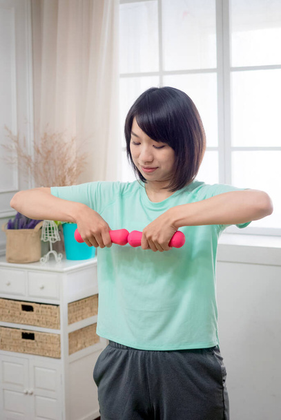 Young girl lifting dumbbells - Zdjęcie, obraz