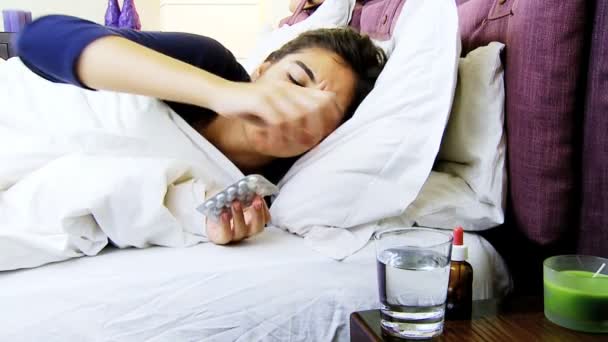 Mujer con gripe mala que toma aspirina
 - Imágenes, Vídeo