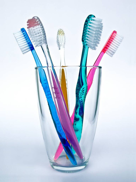 Cinco cepillos de dientes en vidrio
 - Foto, Imagen