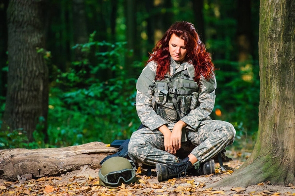 Винниция, Украина - 11 сентября 2014 года: Девушка в армии на тренировке. Девушка из украинской армии тренируется в лесу. - Editorial image
 - Фото, изображение
