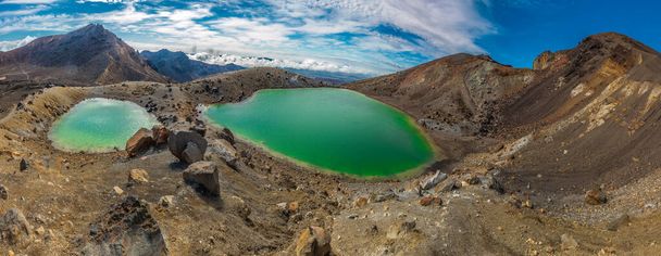 Zielone i niebieskie jeziora siarkowe w słynnym Tongariro Crossing trek, Tongariro National Park, Nowa Zelandia - Zdjęcie, obraz