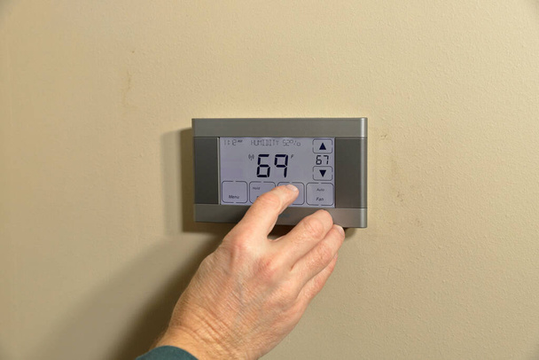 Temperatura de ajuste manual no termostato programável digital
 - Foto, Imagem