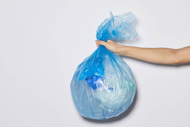 Kobieta trzymająca worek na śmieci - Zdjęcie, obraz