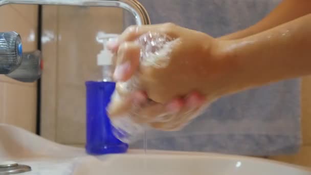 Coronavirus 'la mücadelede doktorun talimatlarına göre el yıkama.. - Video, Çekim