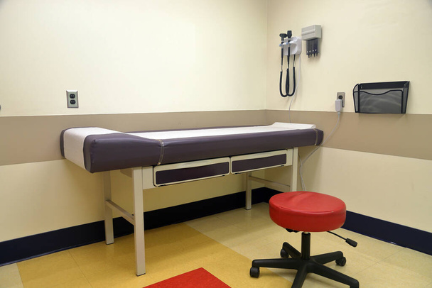 Medizinischer Patiententisch in der Arztpraxis - Foto, Bild