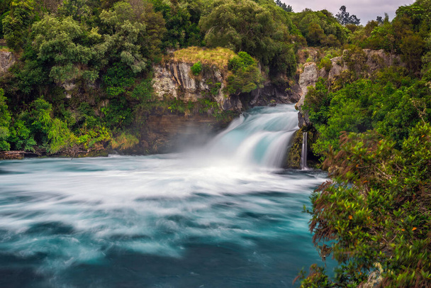 Agua áspera y rápida en Huka Falls en Taupo, Isla Norte, Nueva Zelanda
. - Foto, imagen