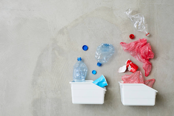 Újrahasznosító műanyag palackok csomagolással - Fotó, kép