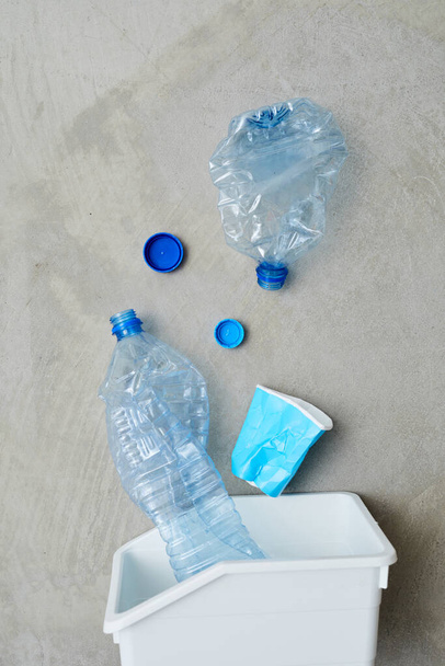 Διαλογή πλαστικού σε κάδο απορριμμάτων - Φωτογραφία, εικόνα