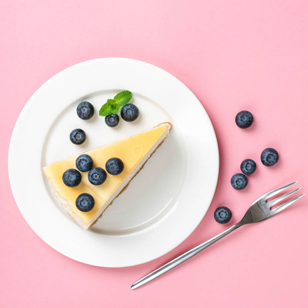 Cheesecake with blueberries on plate - Foto, afbeelding