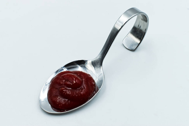 Ketchup fresco aislado sobre fondo blanco
 - Foto, imagen