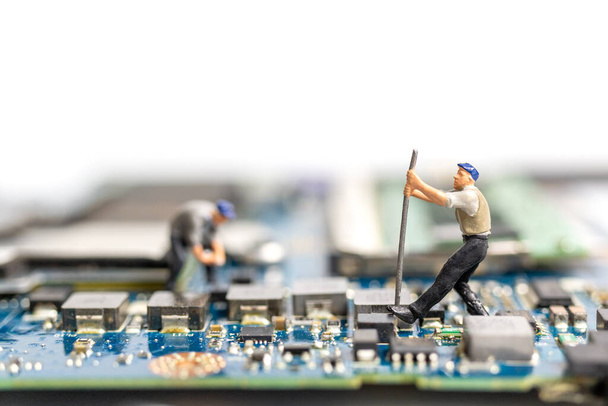 Personas en miniatura que trabajan en el tablero de la CPU, concepto de tecnología - Foto, imagen