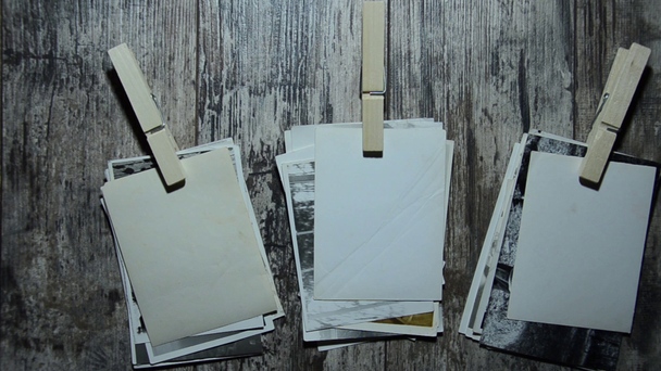 staré fotky na clothespins - Záběry, video