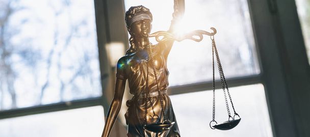 Статуя правосудия - леди-правосудие или Юстиция / Римская богиня правосудия Юстиция - Фото, изображение
