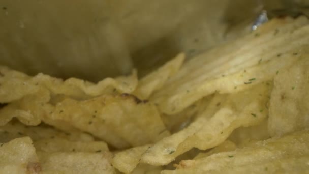 Gros plan sur les chips ondulées - Séquence, vidéo