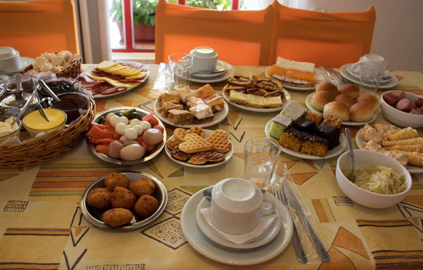 Una mesa llena de deliciosa comida en Serra Gacha, conocida como Café Colonial
  - Foto, Imagen