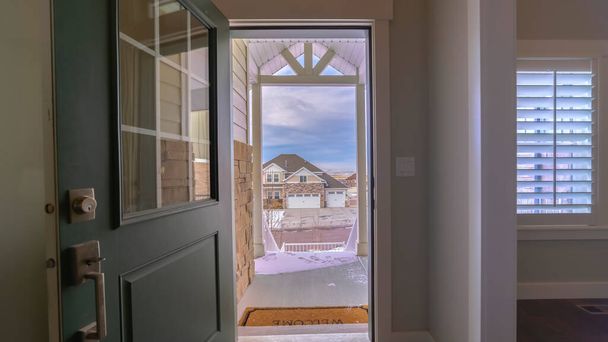 Panorama Widok przez otwarte drzwi od wewnątrz domu - Zdjęcie, obraz