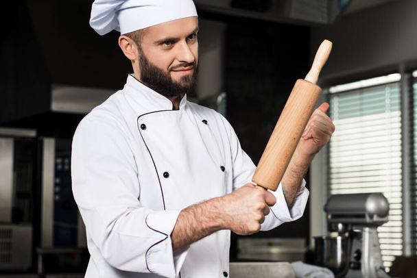 Chef-kok met roller. Portret van mannelijke chef-kok met deegroller. - Foto, afbeelding