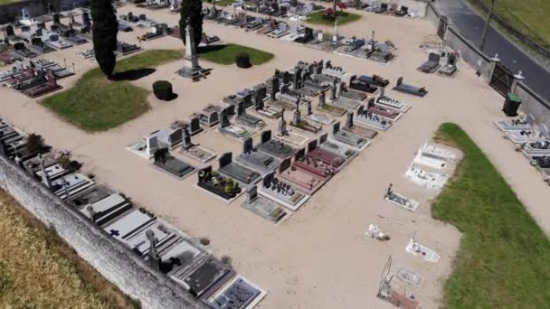 Cemetary Aerial flight view Drone beelden over oude Franse begraafplaats - Video