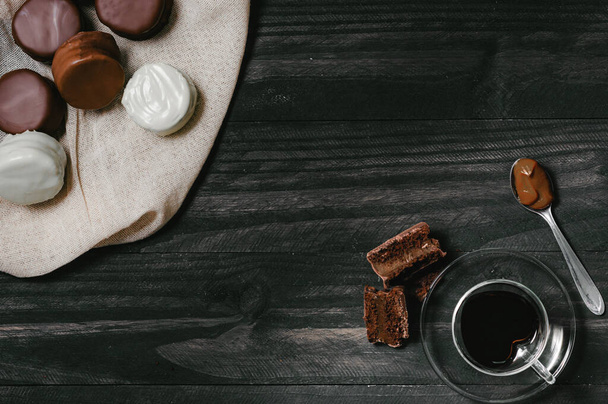 テーブルクロスの上に黒テーブルの上に伝統的な甘いアルゼンチンのチョコレートビスケット - 写真・画像