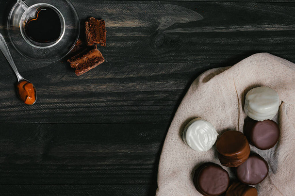 tradicional galleta de chocolate dulce argentino sobre una mesa negra con un mantel
 - Foto, imagen