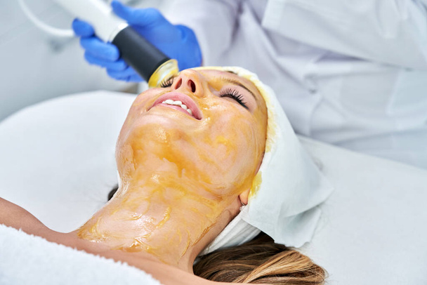Mulher bonita recebendo tratamento facial no salão de beleza
. - Foto, Imagem