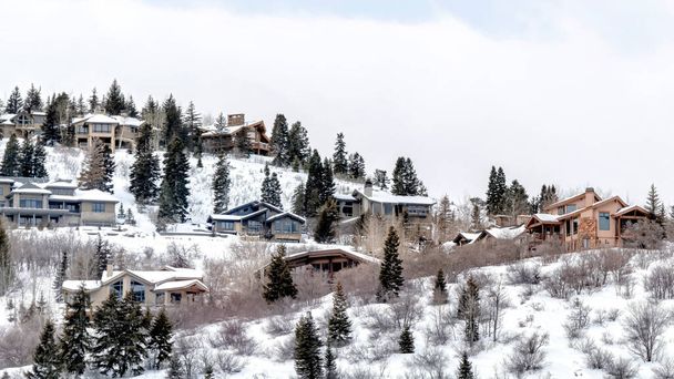 Aussichtsreicher Berg in Park City Utah mit Häusern und Bäumen inmitten von Neuschnee im Winter - Foto, Bild