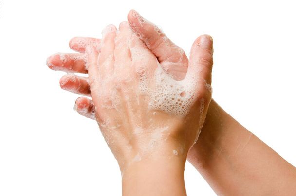Oldalsó közelkép habosított kezek szappan ellen fehér háttér. - Fotó, kép