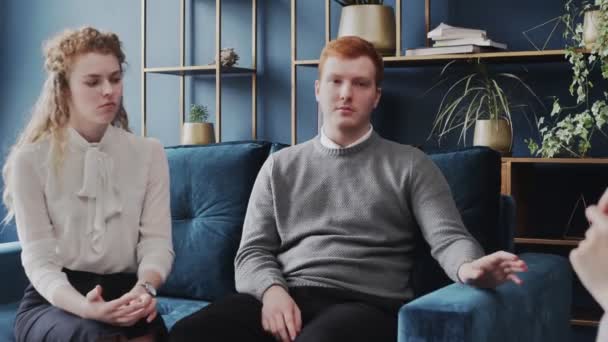 Egy boldogtalan házaspár portréja, akik családpszichológussal beszélgetnek. Kapcsolatok, emberek, család, pszichológia - Felvétel, videó
