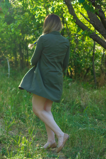giovane donna nel parco, giovane donna nella foresta
 - Foto, immagini