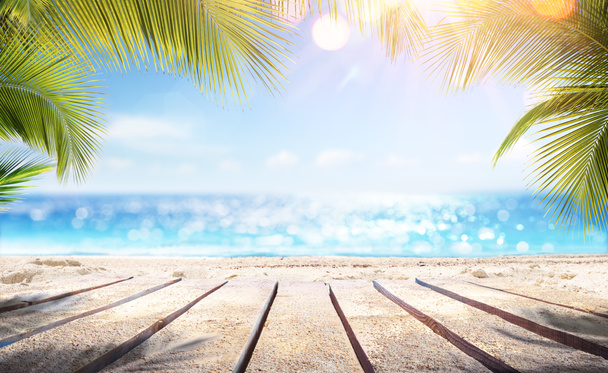 Lege houten planken met wazig strand en zee op achtergrond - Foto, afbeelding