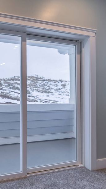垂直作物冬の雪のガラスバルコニードアからの眺め - 写真・画像