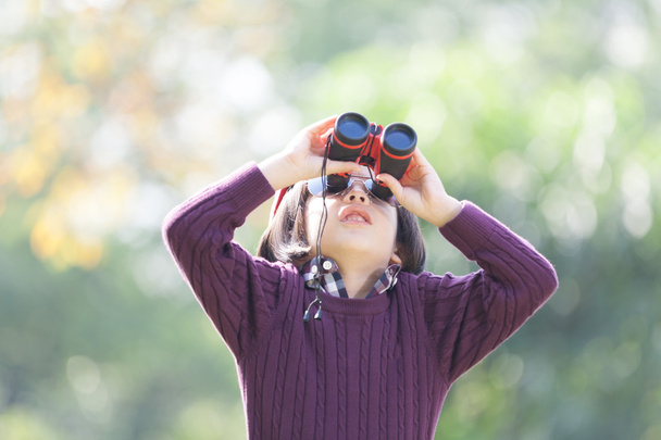 mladík zkoumání pohledem skrz dalekohled - Fotografie, Obrázek