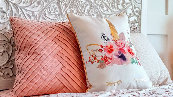 Панорама Пушистые подушки против декоративного изголовья односпальной кровати против панельной стены
 - Фото, изображение