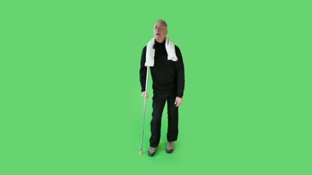 Homme sportif senior béquille blessée
 - Séquence, vidéo