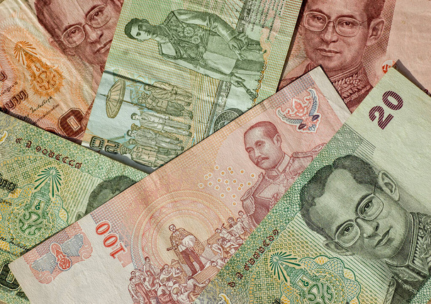 Een spreiding van gebruikte Thaise bankbiljetten. - Foto, afbeelding