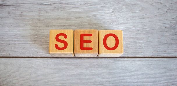 Concept word seo on cubes on a beautiful white wooden table. - Foto, imagen