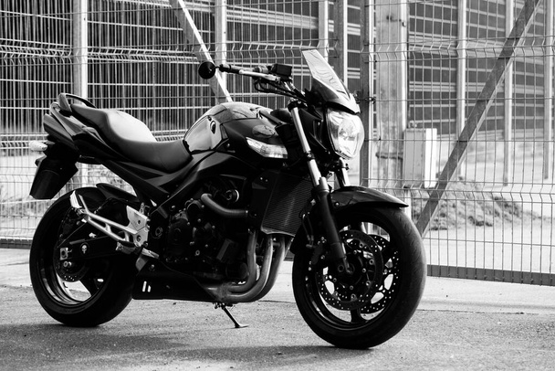 Czarny motocykl zbliżenie na ulicy. - Zdjęcie, obraz